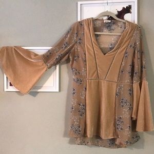 Bell sleeved 70’s inspired top